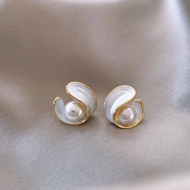 Beautiful Gold Earring with Unique Style