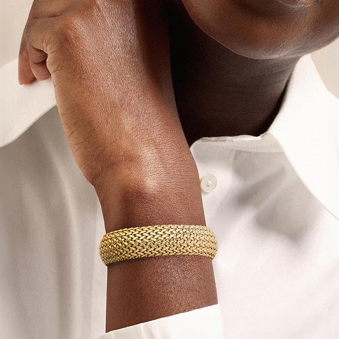 Classic Gold Bracelet with Timeless Appeal