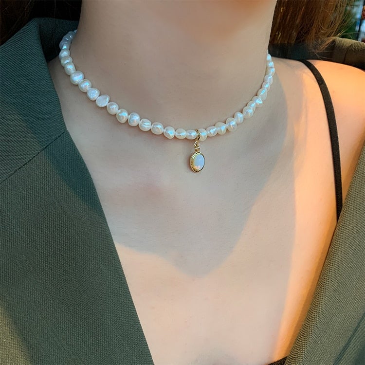 Classic Pearl Pendant with Timeless Appeal