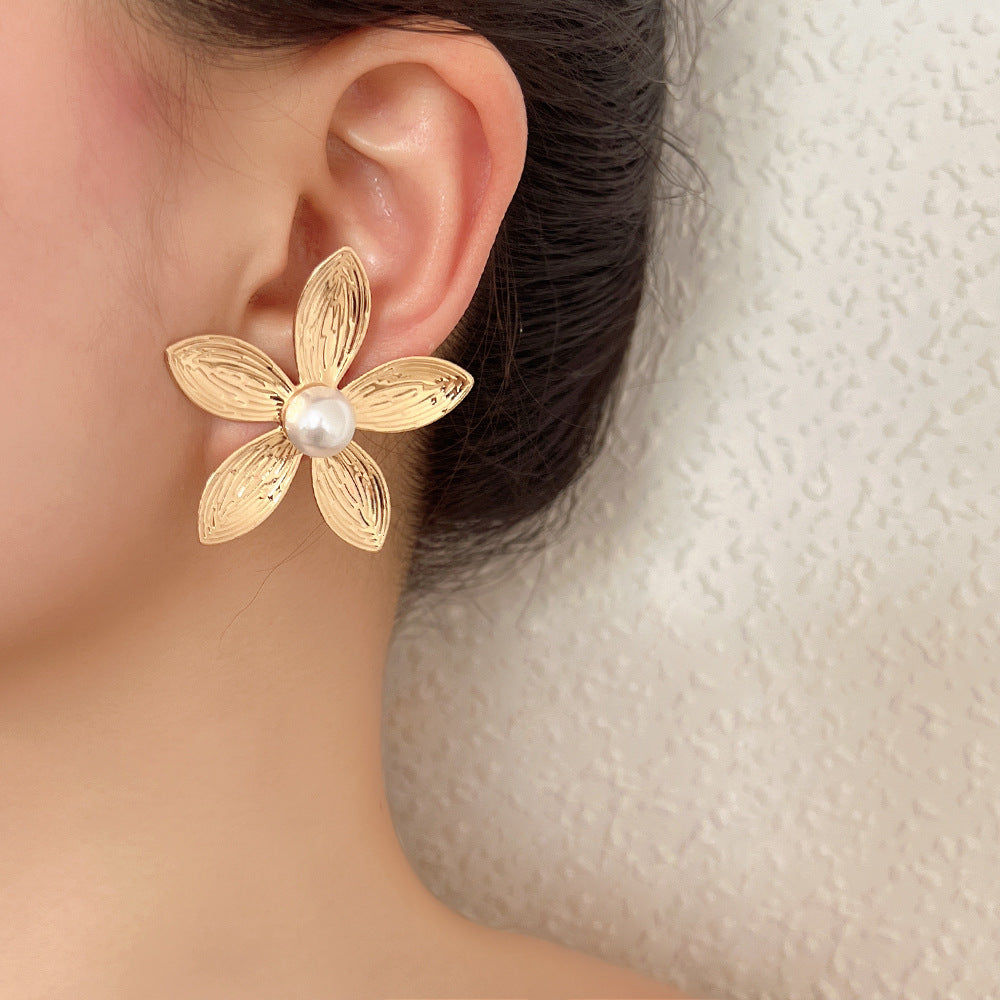 Classic Pearl Earring with Timeless Appeal