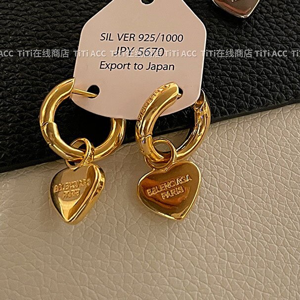 Beautiful Gold Earring with Unique Style
