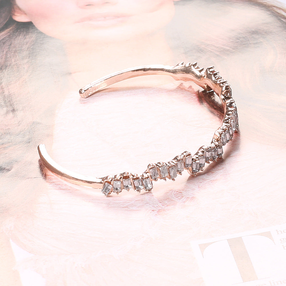 Charming Gold Bracelet for Any Occasion