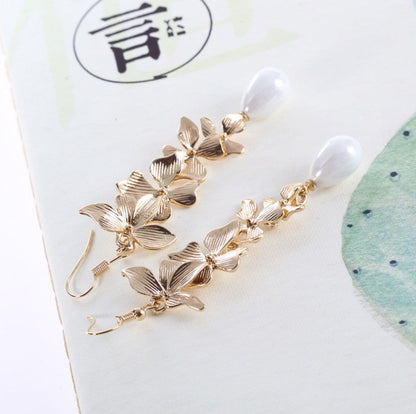Classic Gold Earring with Timeless Appeal