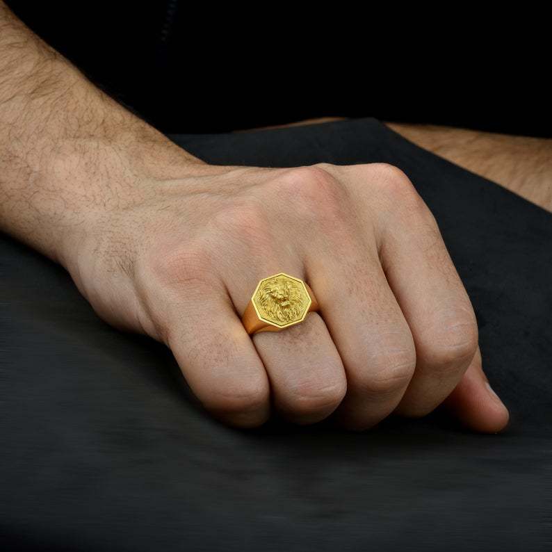 Classic Gold Ring with Timeless Appeal