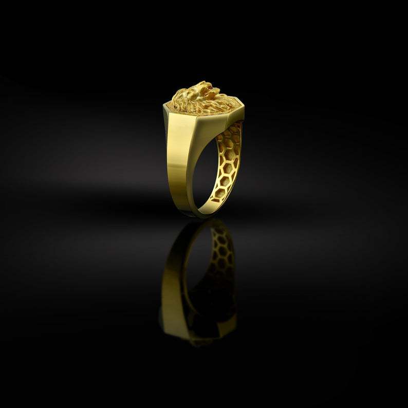 Classic Gold Ring with Timeless Appeal