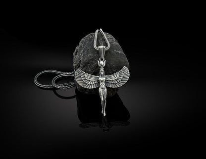 Beautiful Silver Necklace with Unique Style