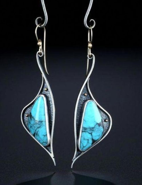Classic Gold Earring with Timeless Appeal
