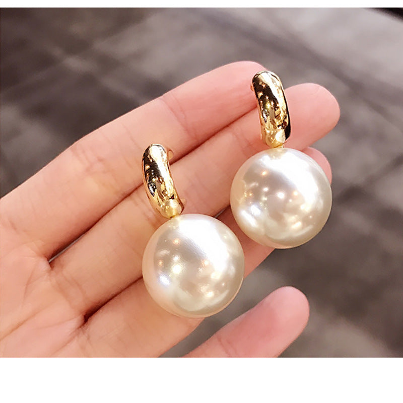 Classic Pearl Earring with Timeless Appeal