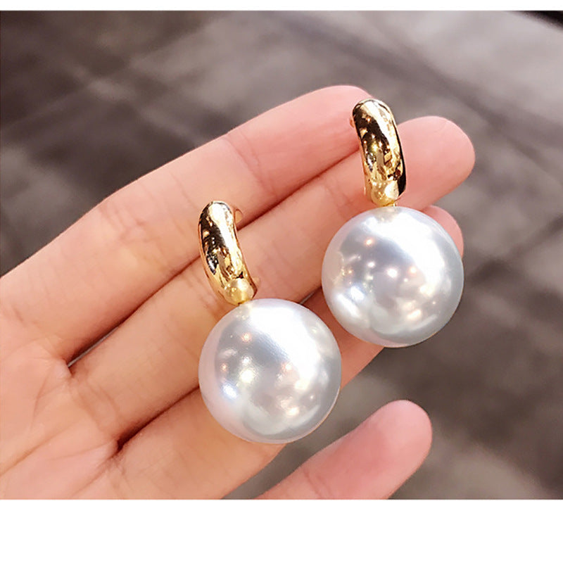 Classic Pearl Earring with Timeless Appeal