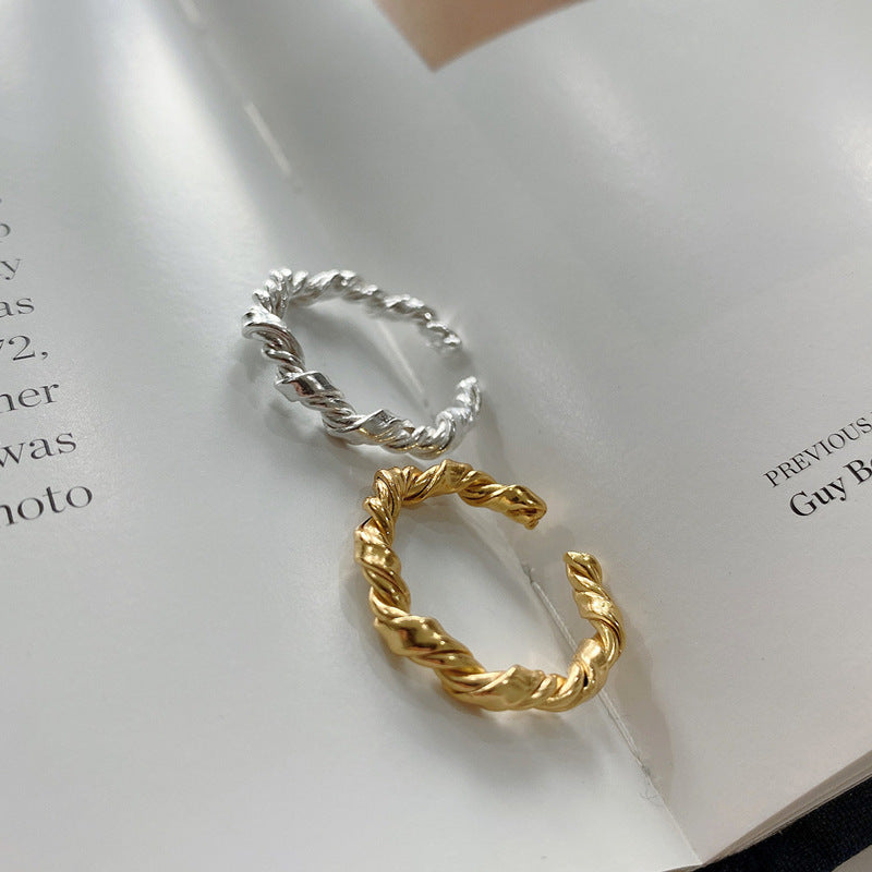 Classic Gold Ring with Timeless Appeal