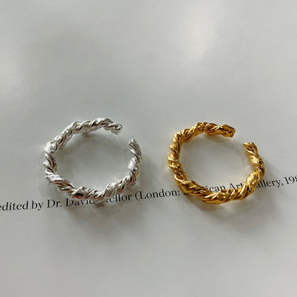 Classic Gold Ring with Timeless Appeal