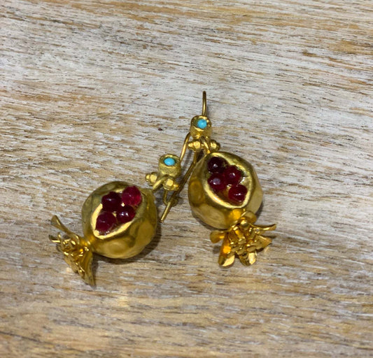 Romantic Gold Earring for Special Moments