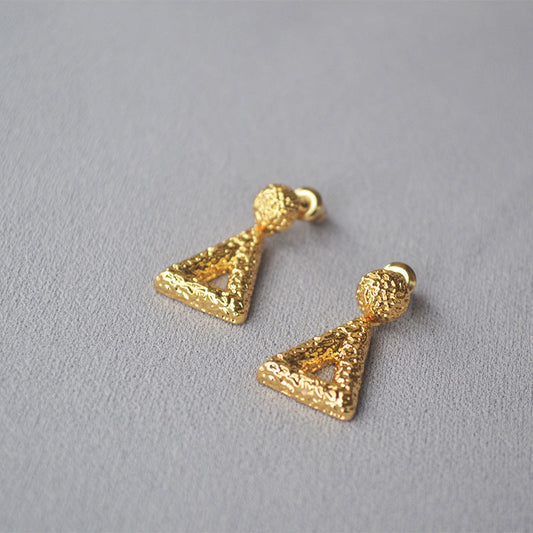 Classic Gold Earring with Timeless Appeal