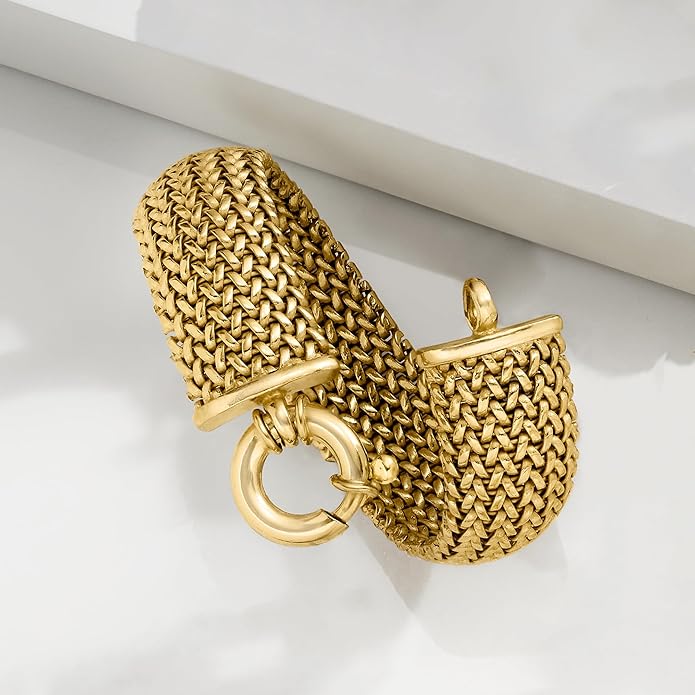 Classic Gold Bracelet with Timeless Appeal