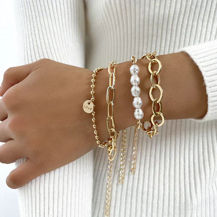 Romantic Gold Bracelet for Special Moments