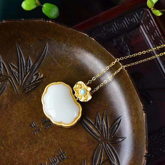 Classic Gold Pendant with Timeless Appeal