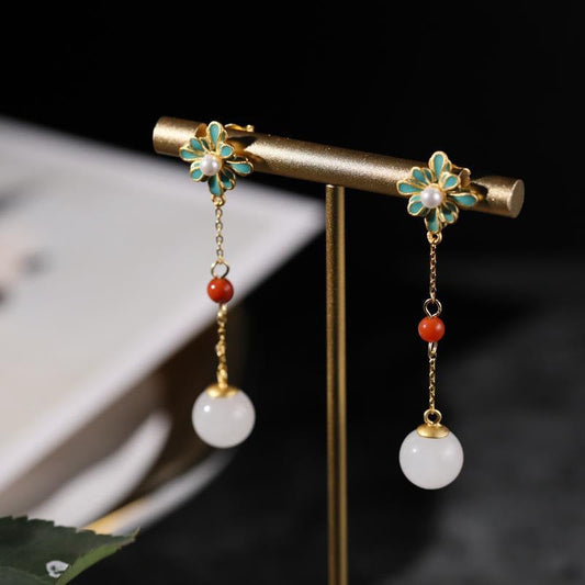 Charming Silver Earring for Any Occasion