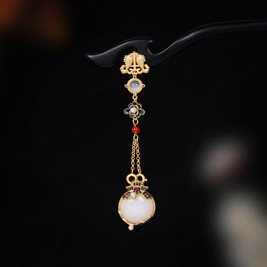 Romantic Gold Pendant for Special Moments