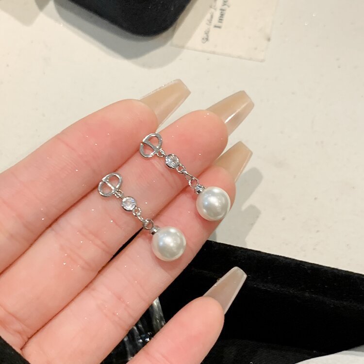 Classic Pearl Earring with Timeless Appeal