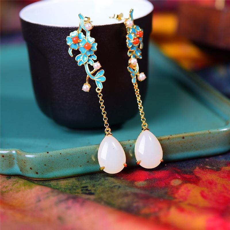 Romantic Silver Earring for Special Moments