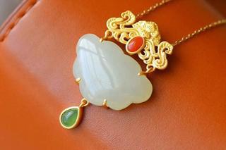 Classic Silver Pendant with Timeless Appeal