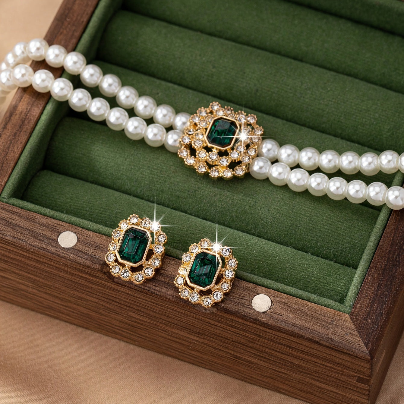 Beautiful Gold Set with Unique Style