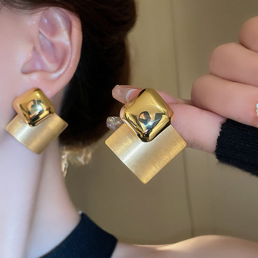 Charming Gold Earring for Any Occasion