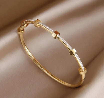 Charming Gold Bracelet for Any Occasion