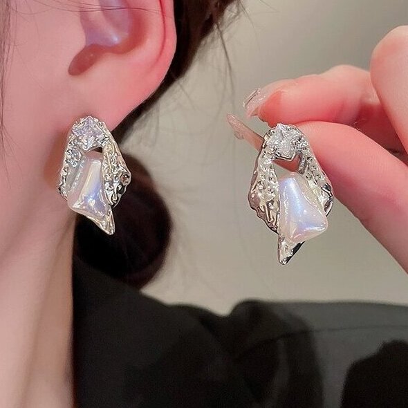 Romantic Pearl Earring for Special Moments