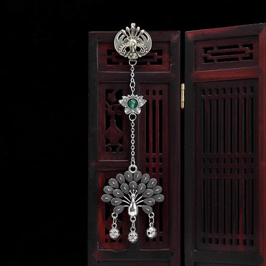 Classic Silver Pendant with Timeless Appeal
