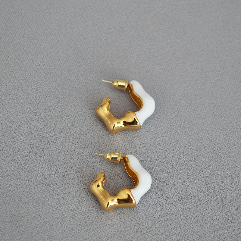 Classic Gold Earring with Timeless Appeal