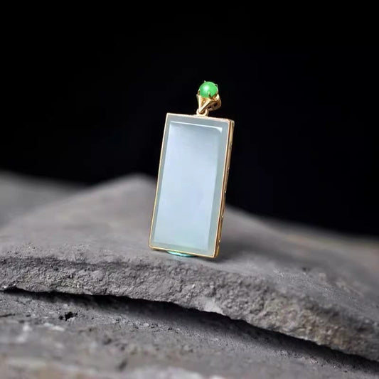 Charming Gold Pendant for Any Occasion