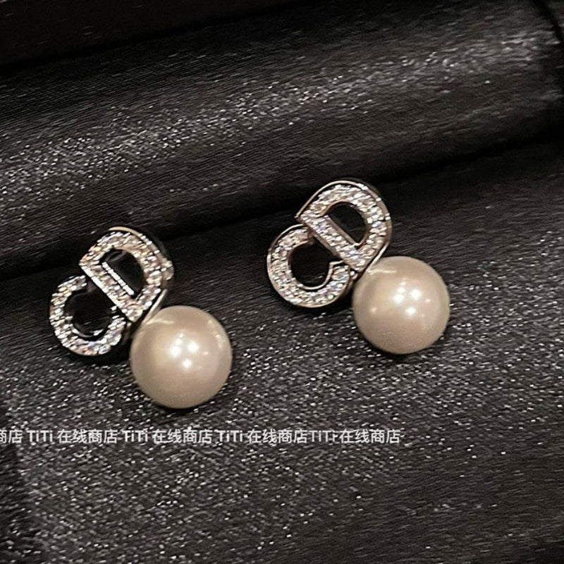 Beautiful Pearl Earring with Unique Style