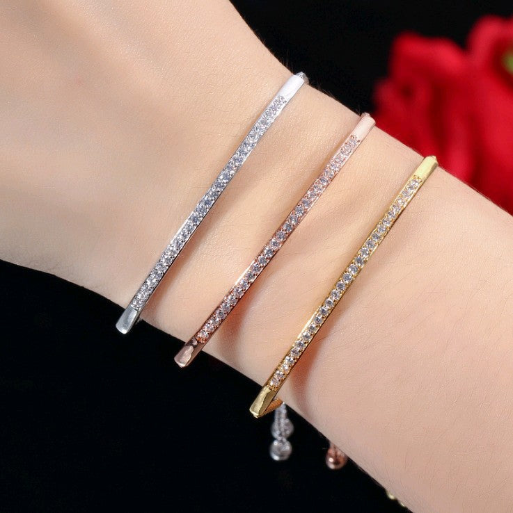 Romantic Gold Bracelet for Special Moments