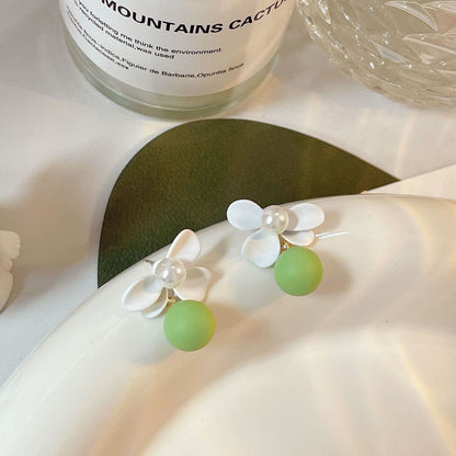Classic Pearl Earring with Timeless Appeal