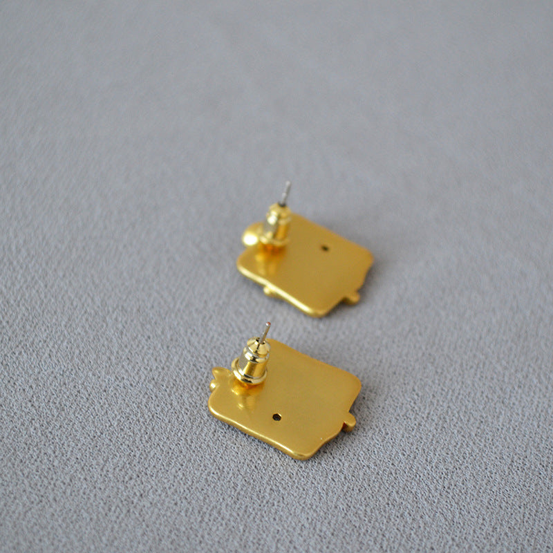 Charming Gold Earring for Any Occasion