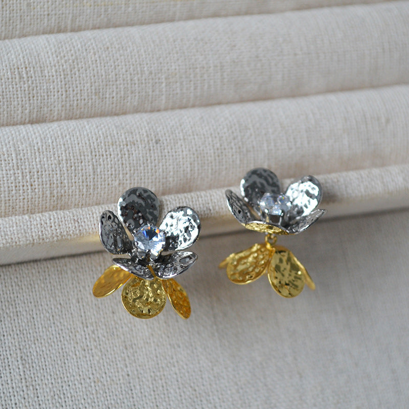 Stunning Gold Earring for Daily Wear