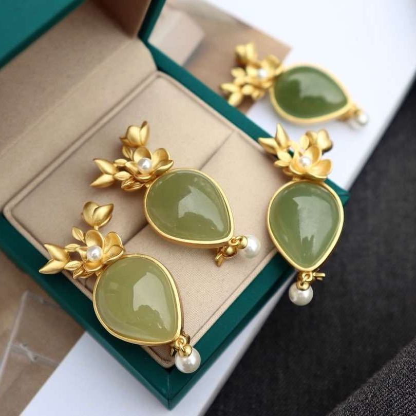 Beautiful Gold Necklace with Unique Style