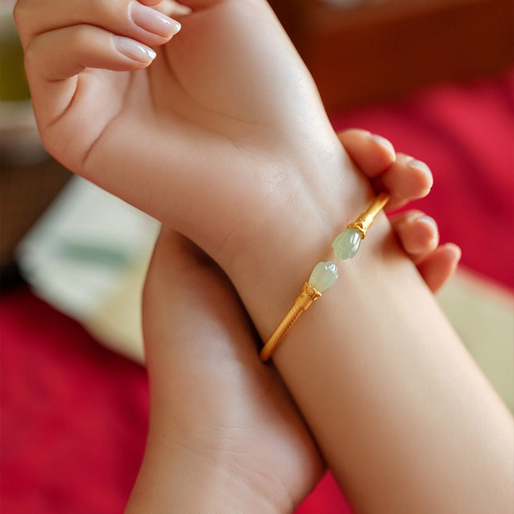 Classic Gold Bracelet with Timeless Appeal