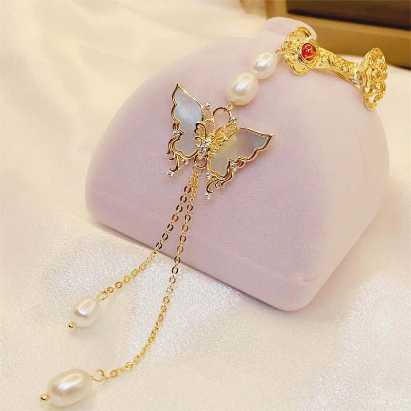Classic Pearl Pendant with Timeless Appeal