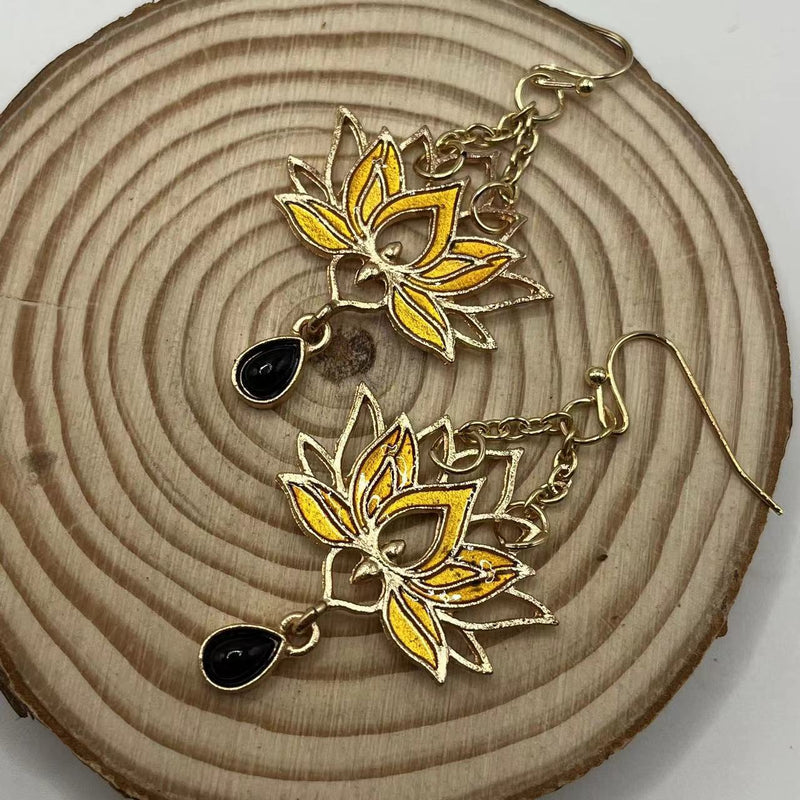 Classic Gold Earring with Timeless Appeal