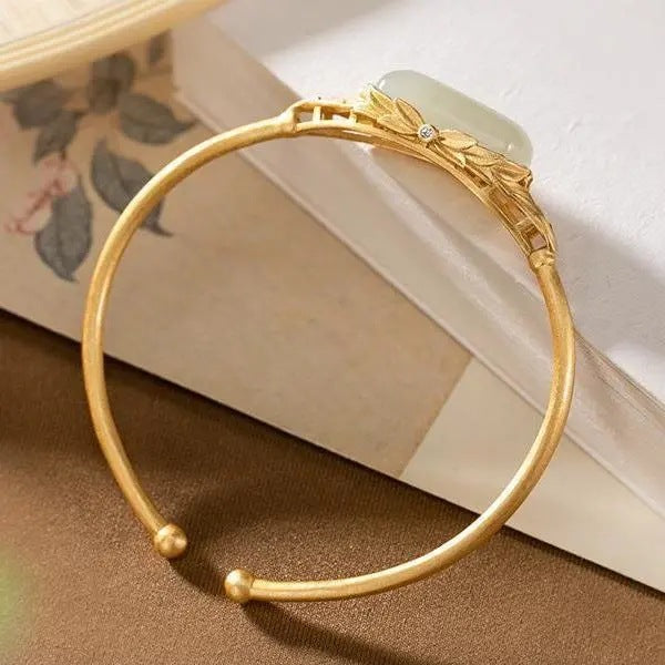 Classic Silver Bracelet with Timeless Appeal