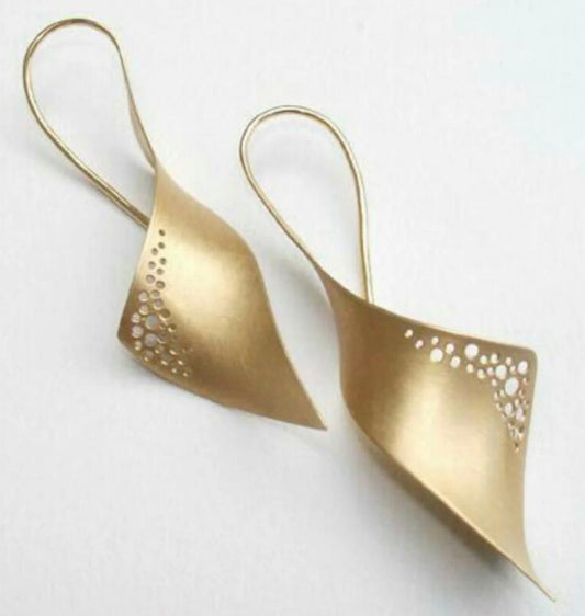 Charming Gold Earring for Any Occasion