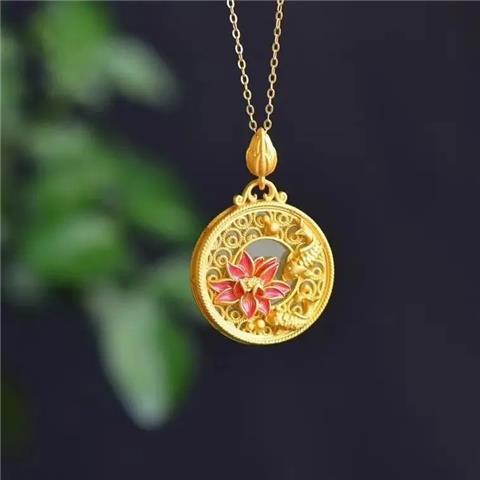 Beautiful Silver Necklace with Unique Style