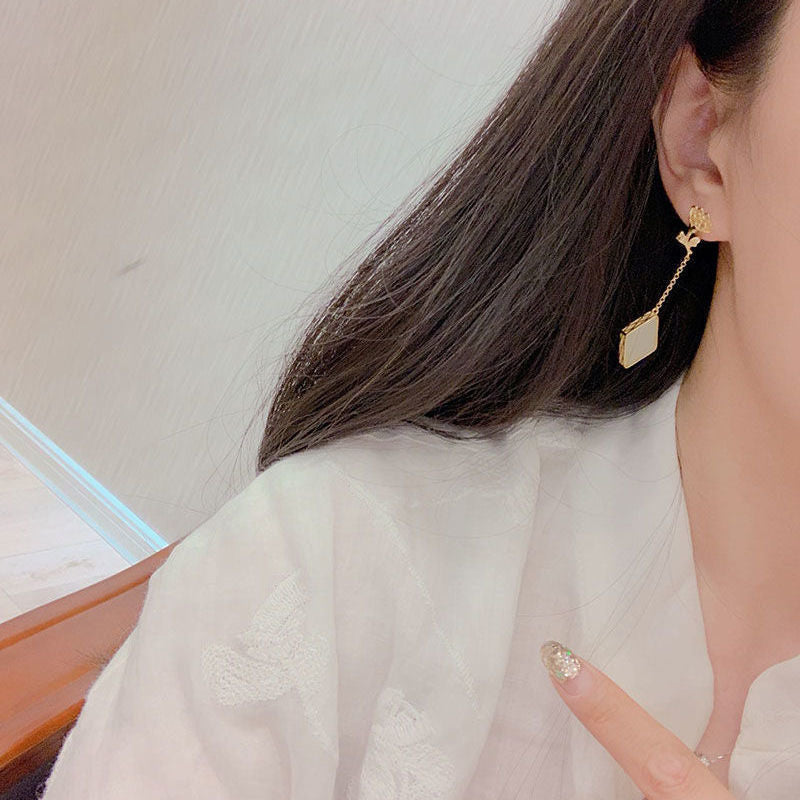 Charming Gold Earring for Any Occasion