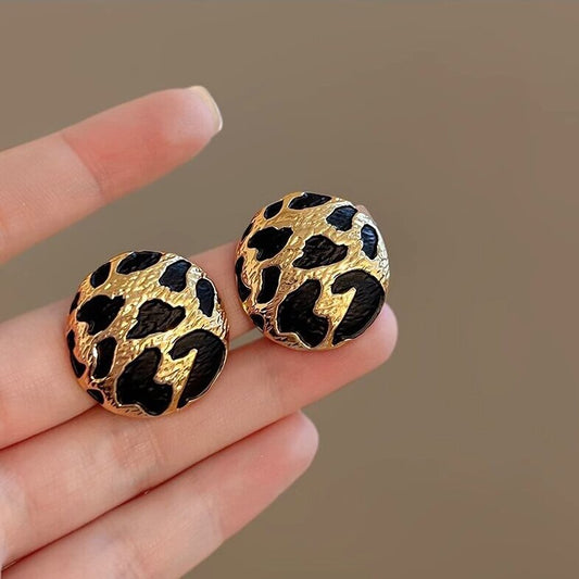 Charming Gold Earring for Any Occasion