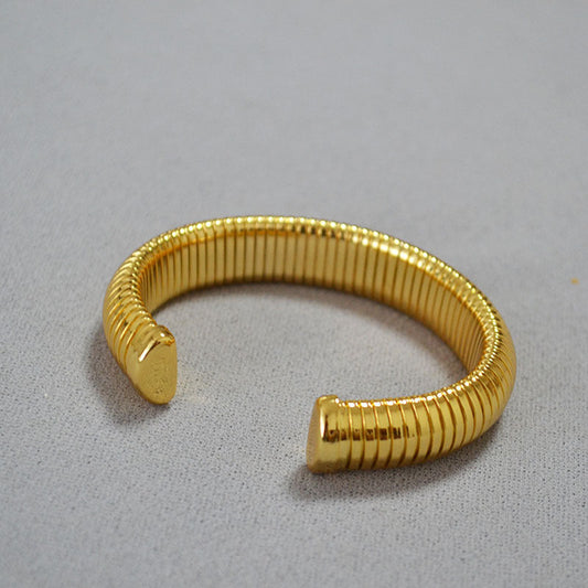 Classic Gold Bracelet with Timeless Appeal