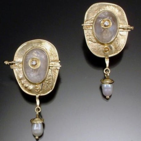 Beautiful Gold Earring with Unique Style