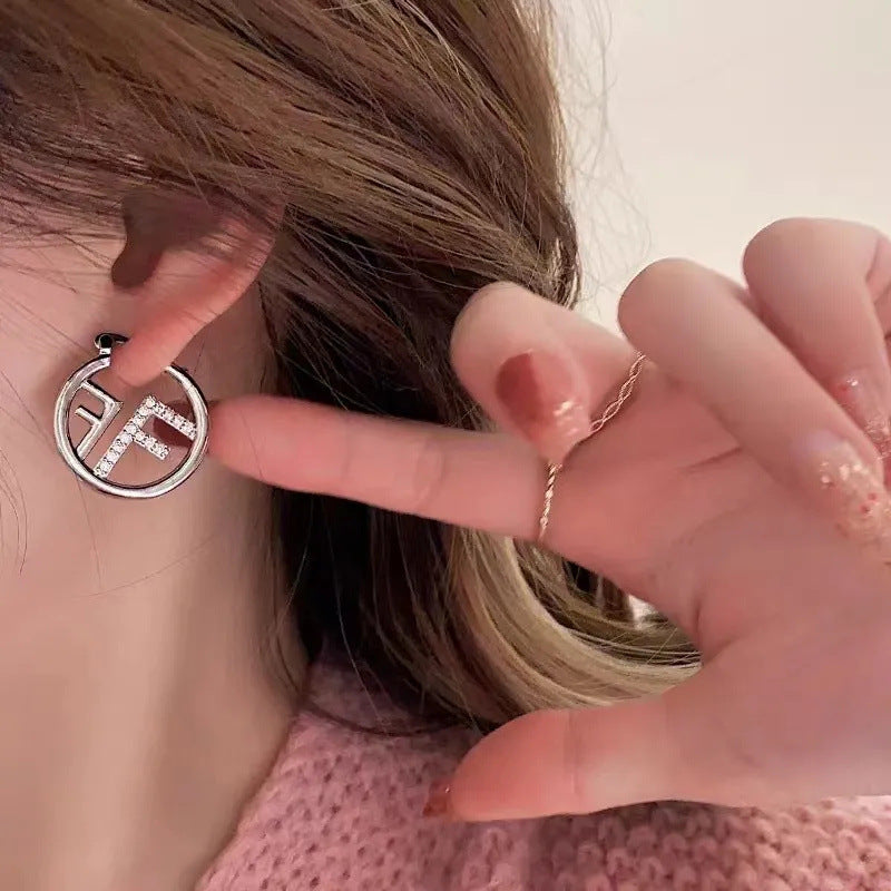 Charming Earring for Any Occasion