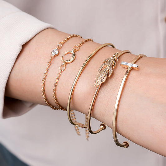 Romantic Gold Bracelet for Special Moments